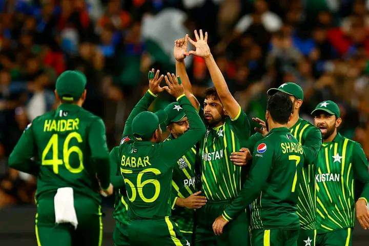 RazeeJan's tweet photo. بہت دکھ ہوتا ہے یار ادھر ہم لوگ ان کو سپورٹ کر کر کے تھک گئے ہیں اور ان کو تھوڑی سی شرم نہیں آتی آج یہ دن بھی دیکھنا تھا کہ ہم ورلڈ کپ میں زمبابوے سے ہاریں گے، قسم سے دل ٹوٹ گیا ہے آج💔 https://t.co/voGecIRMpw
