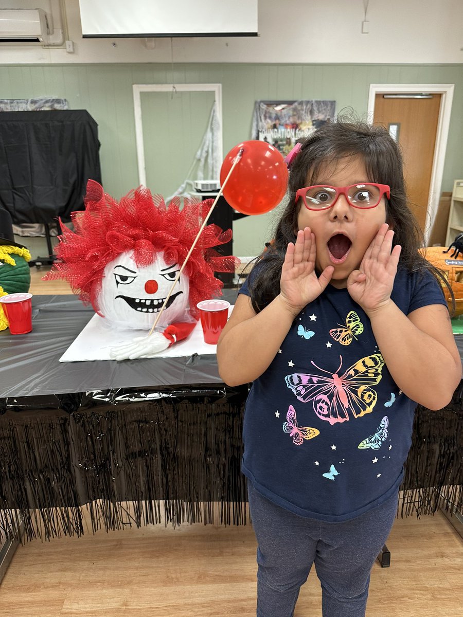 msmariadonovan's tweet photo. The 6th grade Jack-O-Lantern display sure did carve a smile on our faces! @wsselementary @OFFICIALFSUFSD https://t.co/R1JNftAQp5