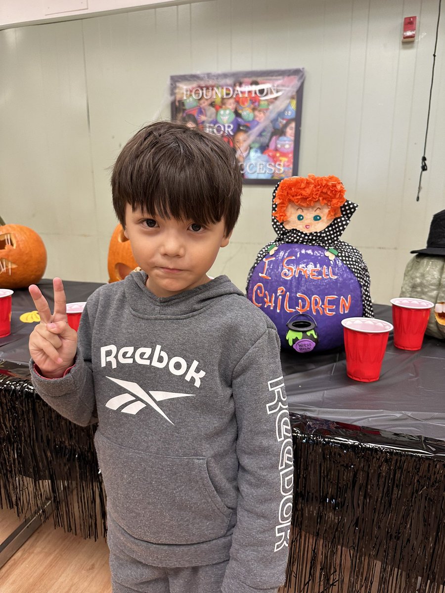 msmariadonovan's tweet photo. The 6th grade Jack-O-Lantern display sure did carve a smile on our faces! @wsselementary @OFFICIALFSUFSD https://t.co/R1JNftAQp5
