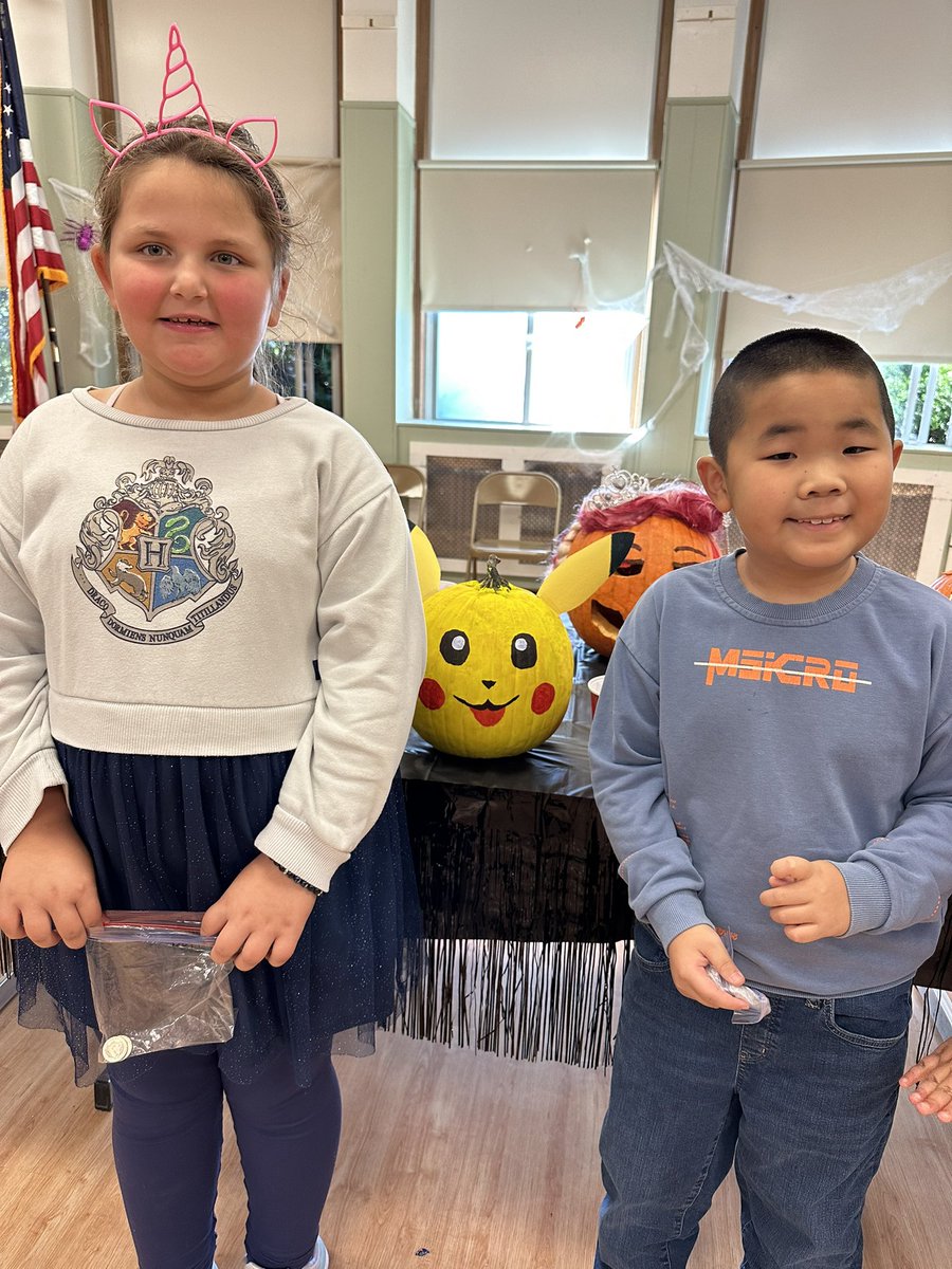 msmariadonovan's tweet photo. The 6th grade Jack-O-Lantern display sure did carve a smile on our faces! @wsselementary @OFFICIALFSUFSD https://t.co/R1JNftAQp5