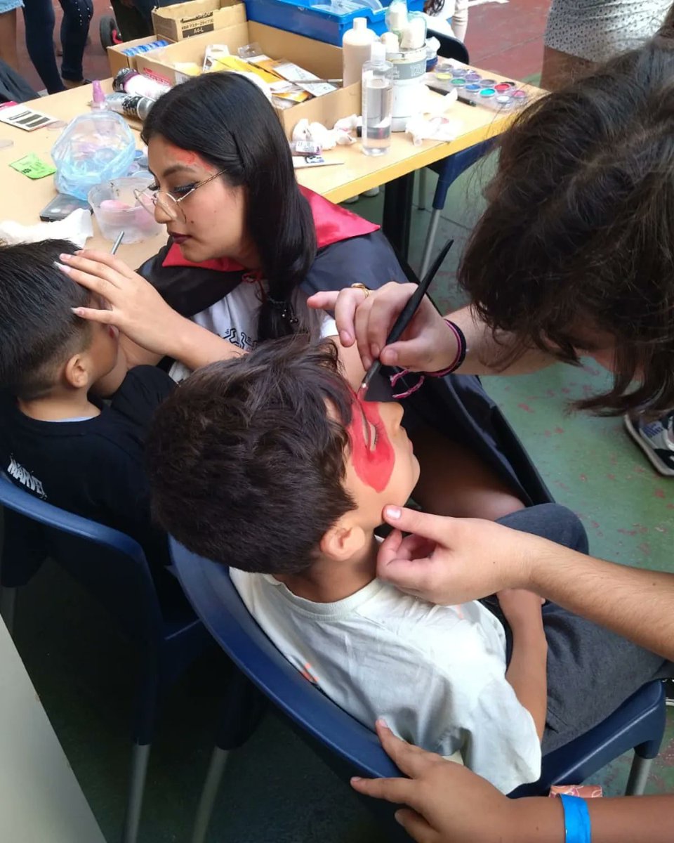AFA_IE_Londres's tweet photo. Aquesta tarda els/les alumnes de 4t d'ESO juntament amb l'AFA hem celebrat el Castaween a l'escola i ha estat tot un èxit! Les castanyeres a la sortida donaven un detall dolç, per entrar al  túnel del terror hi havia una llarga cua 1/2 👇 https://t.co/k8uyblkhRU