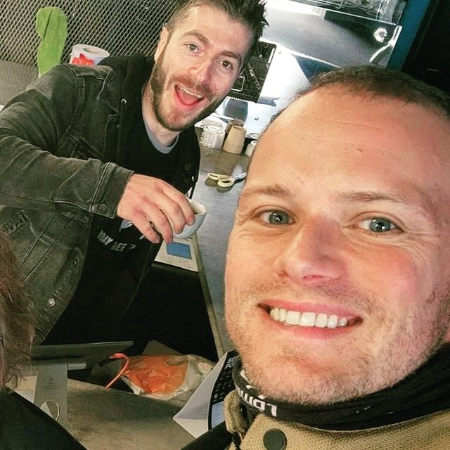 MihaelaBoldea's tweet photo. Sam visiting the gym in his biker gear. First time he took off his hat when coming back from the States. 🥰  -  @samheughan @samheughancataesco #SamHeughan #johnvalbonesi #MyPeakChallenge https://t.co/B1Cx2SzcVi
