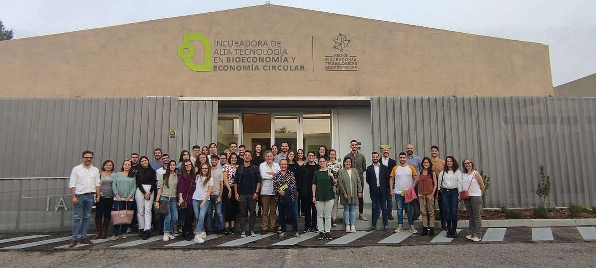 Qué buena tarde hemos echado con <a href="/info_biotEx/">biotEx</a>,  <a href="/lahiperactina/">Sandra</a>, <a href="/bioemprenderES/">Bioemprender</a> y <a href="/JesusAlonsoS/">Jesús Alonso</a>
 intercambiando investigación, divulgación y emprendimiento en #Biotecnología, en #IPROCOR de <a href="/CICYTEX/">CICYTEX</a>. 

Hemos rematado con una visita a las instalaciones de <a href="/IAT_EX/">Incubadora Alta Tecnología Extremadura</a>

¡#MuchasGracias!