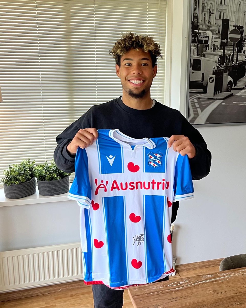 FffManager's tweet photo. Kans maken op dit gesigneerde shirt van Sc Heerenveen speler Milan van Ewijk? Ga dan snel naar onze Instagram pagina en doe mee met deze toffe winactie! 🔥@scHeerenveen_SN #SCHeerenveen #eredivisie #voetbal #Giveaway #winactie https://t.co/CrzfOdgV9l