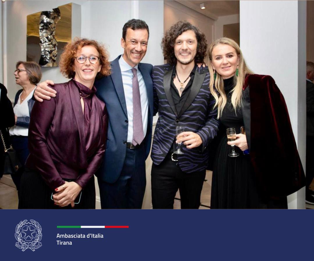 ItalyinALB's tweet photo. 2/2 📚 Mbrëmje e mrekullueshme dje me prezantimin e librit të parë të
@ErmalMetaAL, një roman që përfaqëson një urë kulturore midis 🇮🇹 dhe 🇦🇱 dhe nxjerr në pah nevojën për të njohur rrënjët tona e për të ndërtuar të ardhmen 🌅.
Sepse #bashkëmundemi.
#slim2022 https://t.co/B4OBZktnux