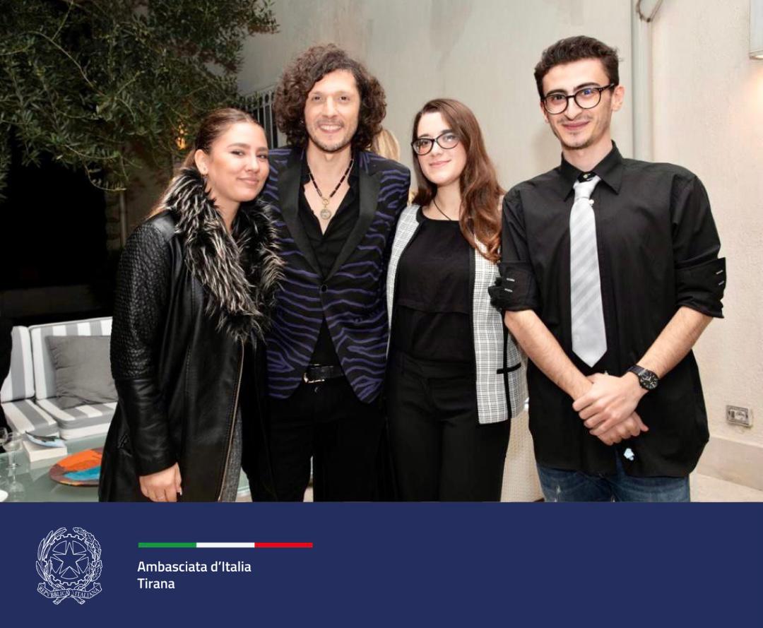 ItalyinALB's tweet photo. 2/2 📚 Mbrëmje e mrekullueshme dje me prezantimin e librit të parë të
@ErmalMetaAL, një roman që përfaqëson një urë kulturore midis 🇮🇹 dhe 🇦🇱 dhe nxjerr në pah nevojën për të njohur rrënjët tona e për të ndërtuar të ardhmen 🌅.
Sepse #bashkëmundemi.
#slim2022 https://t.co/B4OBZktnux