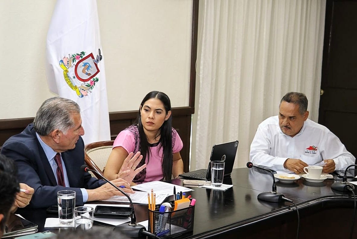 TabascoHOY's tweet photo. #EntérateTH🗣️| El titular de la @SEGOB_mx, @adan_augusto sostuvo un encuentro con la gobernadora de #Colima, @indira_vizcaino y el secretario general del #STSGE, Martín Flores, donde se acordó un trabajo coordinado para generar consensos que beneficien a la base trabajadora. https://t.co/5wWS4V8P4J