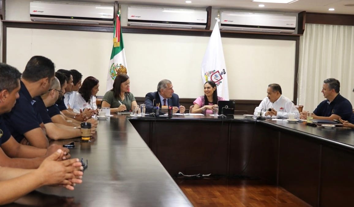 TabascoHOY's tweet photo. #EntérateTH🗣️| El titular de la @SEGOB_mx, @adan_augusto sostuvo un encuentro con la gobernadora de #Colima, @indira_vizcaino y el secretario general del #STSGE, Martín Flores, donde se acordó un trabajo coordinado para generar consensos que beneficien a la base trabajadora. https://t.co/5wWS4V8P4J