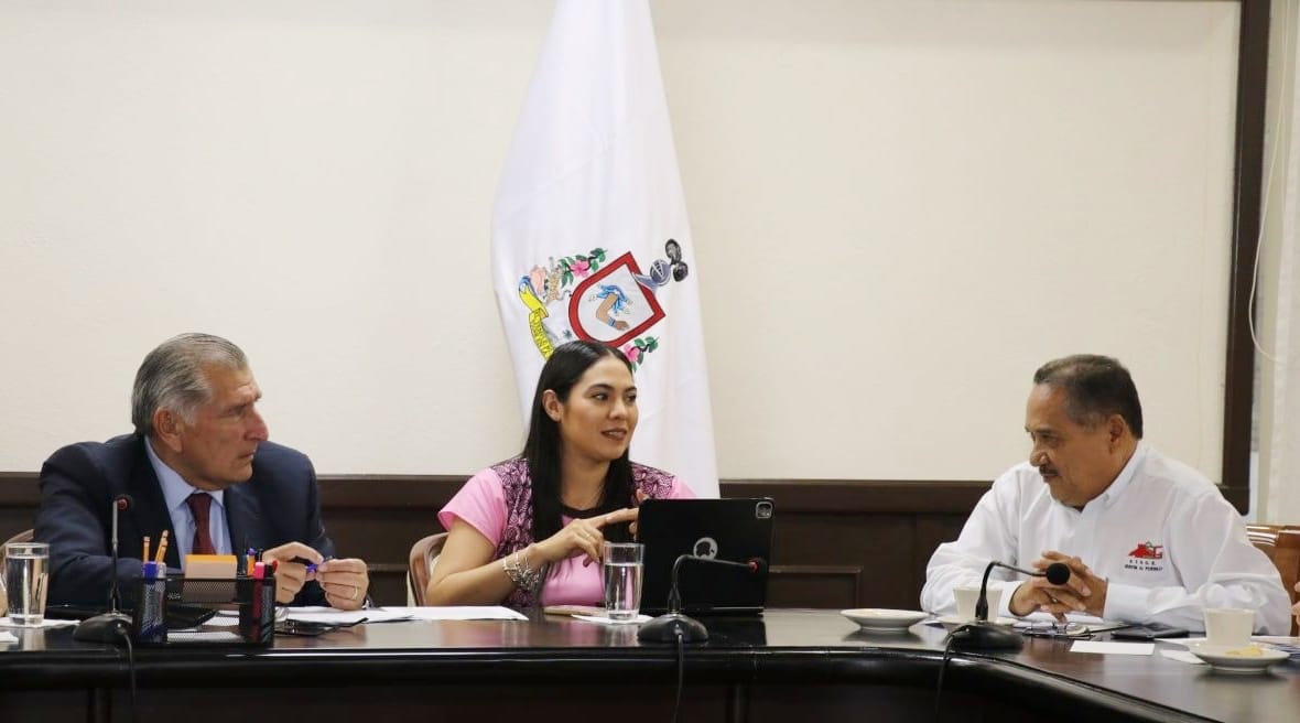 TabascoHOY's tweet photo. #EntérateTH🗣️| El titular de la @SEGOB_mx, @adan_augusto sostuvo un encuentro con la gobernadora de #Colima, @indira_vizcaino y el secretario general del #STSGE, Martín Flores, donde se acordó un trabajo coordinado para generar consensos que beneficien a la base trabajadora. https://t.co/5wWS4V8P4J