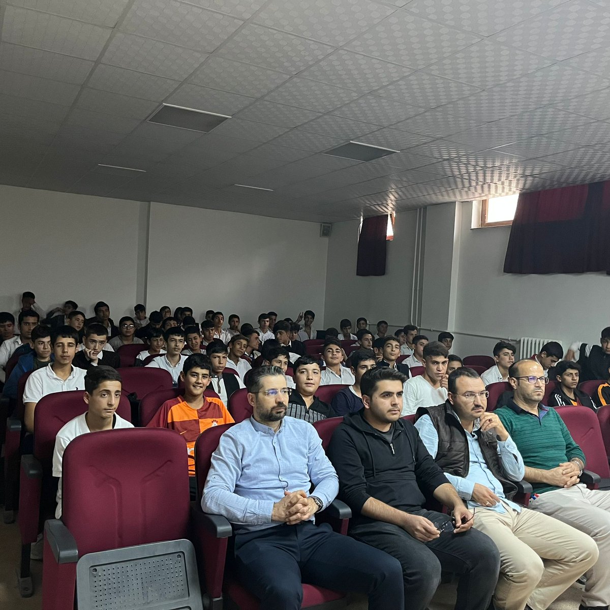 Bir tarih boyunca, onun uğrunda, kendini tarihe verenlerindir. Şehitlerimizin kalbimizde yaşamaya devam etmekte bugün bizlerle demokrasi nöbetini sürdürmektedir. 15 Temmuz şehitlerimizin ruhu şad olsun. 
<a href="/EyyubiyeMem63/">Eyyübiye İlçe Milli Eğitim Müdürlüğü</a> 
<a href="/valisalihayhan/">Salih AYHAN</a> 
<a href="/harrani63/">AHMET DEMİR</a> 
<a href="/sanliurfammem63/">Şanlıurfa İl Milli Eğitim Müdürlüğü</a>