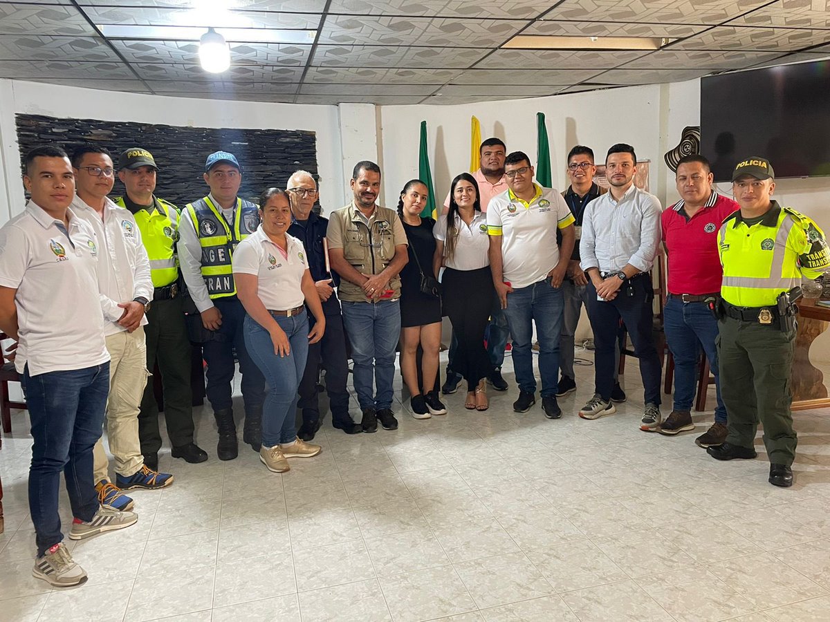FunSoltransvial's tweet photo. Nuestro equipo de profesionales junto con la Secretaria de Tránsito y Transporte del Municipio de Valle del Guamuez, desarrolló la socialización de avances del Plan Local de Seguridad Vial del Municipio, al Comité Local de Seguridad Vial.
#PlanLocalDeSeguridadVial #PLSV https://t.co/MHwovUKrFg