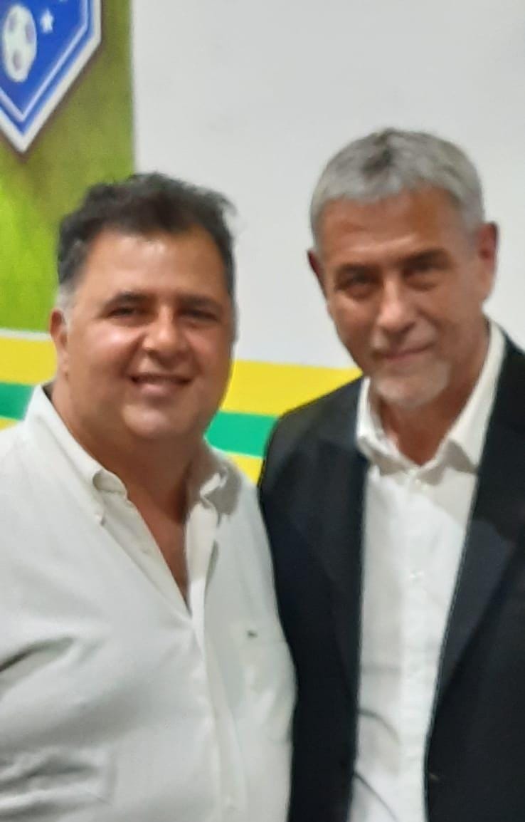 PatoPiffa's tweet photo. Compañero @jorgeferraresi luego de tu formidable desempeño como Ministro de la Nación te recibimos en "tu querida Avellaneda", lugar del que nunca te fuiste. #ElSueñoDeLaCasaPropia https://t.co/jdNa6xQT2n