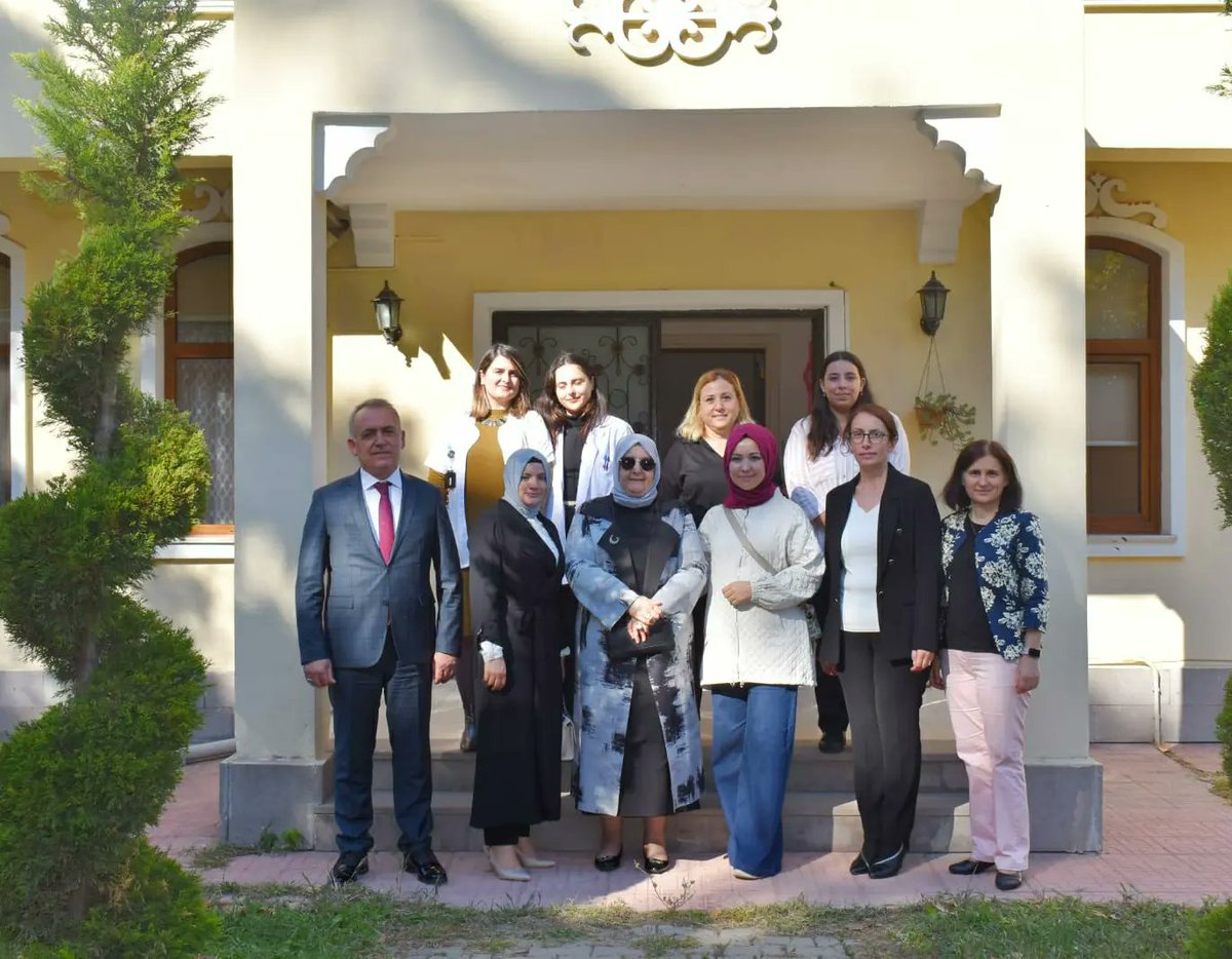 Valimiz Sn Yakup CANBOLAT'ın değerli eşleri Hanımefendi Ayşegül CANBOLAT Sırameşeler ÇES'i ziyaret ederek çocuklarımızla bir araya geldi. İl Müdürümüz Muhammer DOĞAN ve eşleri Sema DOĞAN ziyarette hazır bulundular. Nazik ziyaretleri için Sn Hanımefendiye teşekkür ederiz.