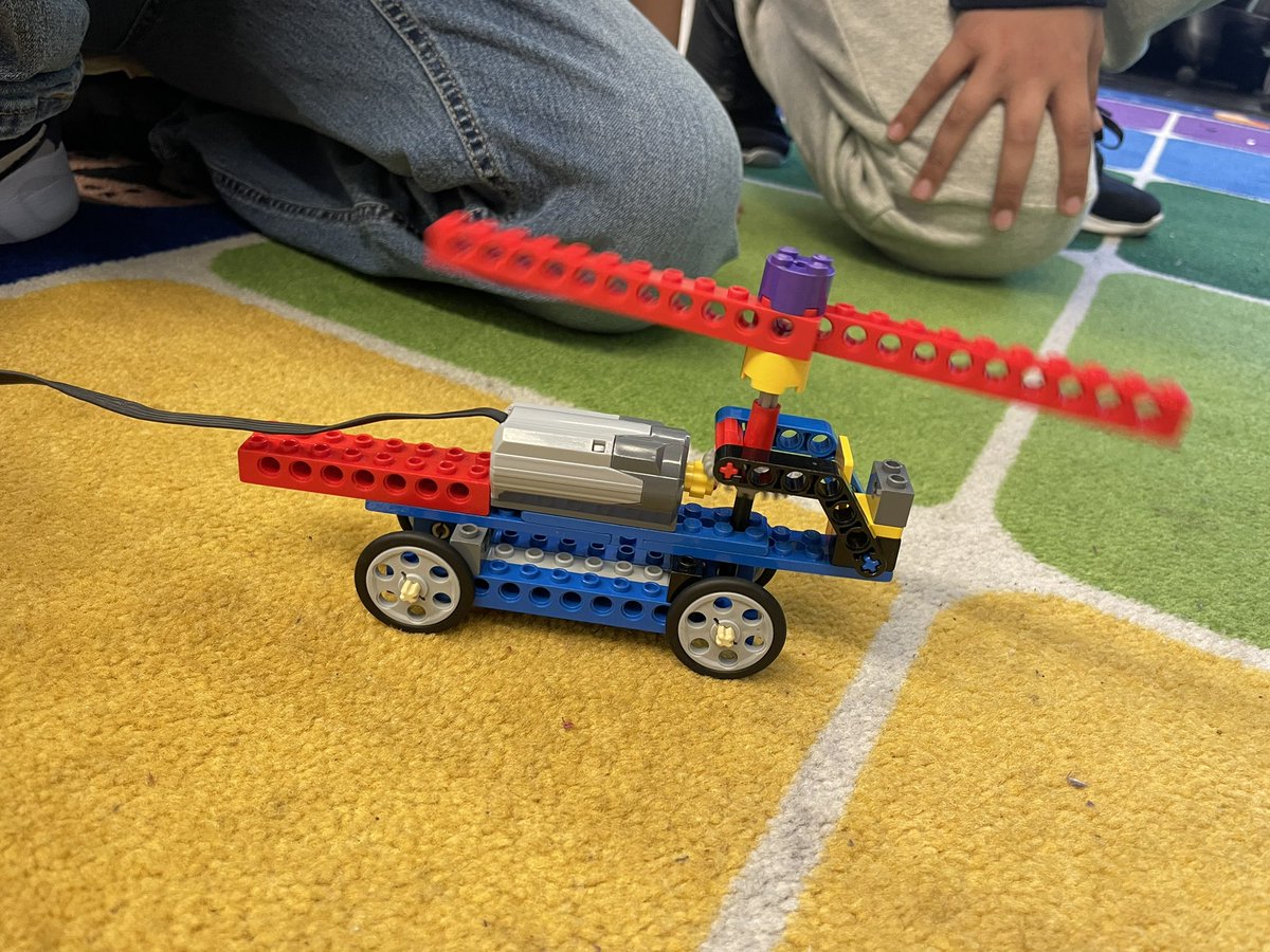 Bricks4KidzNYC's tweet photo. Students are busy with building different helicopter design in PS165Q  # Lego Robotics #STEM # In-school workshops # Engineering #critical thinking https://t.co/ok9VceA2wc