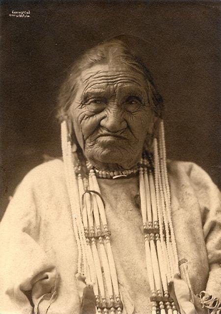 native_explore's tweet image. YellownEyes-Female informant for Sitting Bull
Yellow Eyes was an informant for Sitting Bull. She joined Sitting Bull at the Battle of Little Bighorn, escaped with him to Canada in 1877 and later returned and surrendered with him in 1881.
Photo by Frank Fiske 1906.