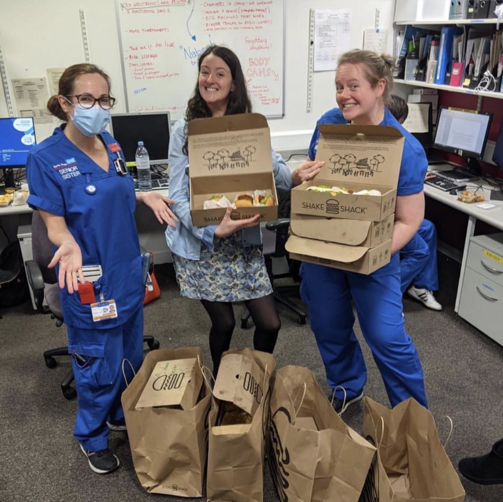 coco_weird's tweet photo. Today, I brought delicious hamburgers and potato chips to the hospital staff, thank them for taking care of them during this time.🙏 https://t.co/RLbcTPSQNw