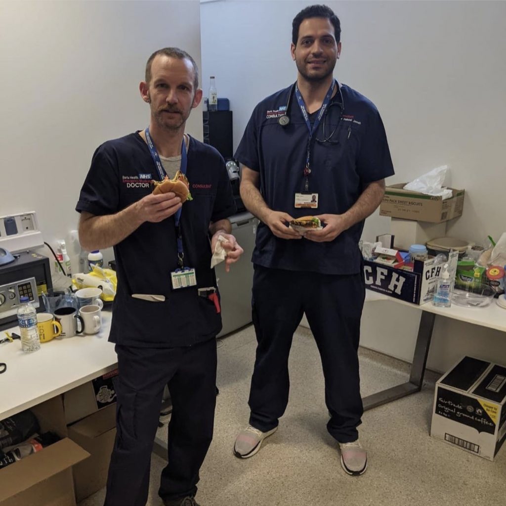 Today, I brought delicious hamburgers and potato chips to the hospital staff, thank them for taking care of them during this time.🙏