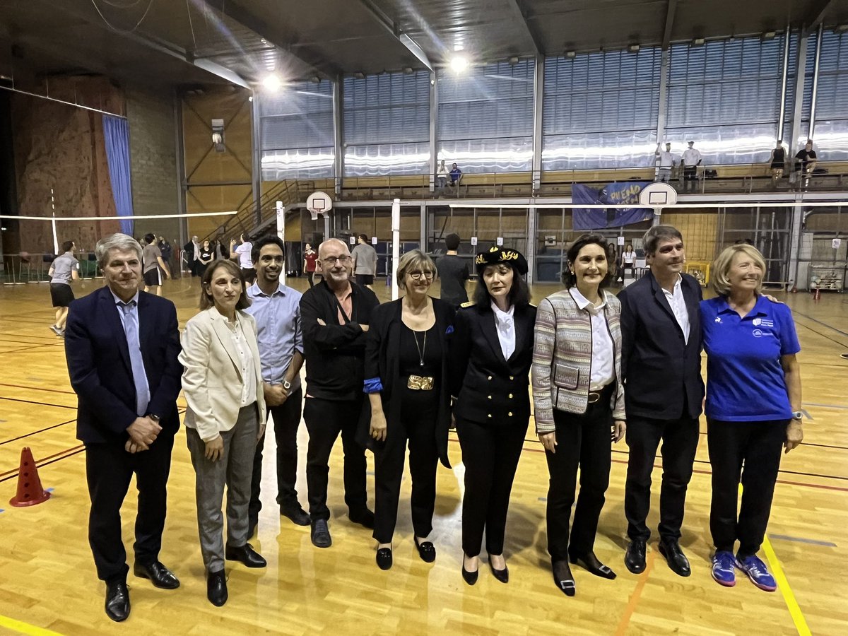 Aucun étudiant ne doit rester sur la touche ! J'ai assisté avec @AOC1978 à un cours de volley-ball à l'@univ_spn, avec des étudiants boursiers bénéficiant de l'élargissement du #PassSport. Le gouvernement agit pour lever les freins financiers à la pratique sportive.