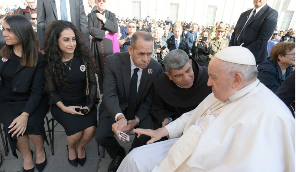 La familia de Shireen Abu Akleh, la periodista palestina fallecida el 11 de mayo al recibir un disparo de un soldado israelí, ha viajado al Vaticano, acompañados por el franciscano Ibrahim Faltas, vicario de la Custodia de Tierra Santa, para reunirse con el papa Francisco🙏
