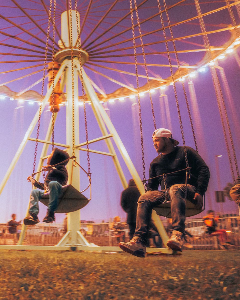 GuyWithTheSnaps's tweet photo. We all take turns to go round and round on the swing ride
#photography #photooftheday #NftPhotography #cinematography #Carnival #SwingRide https://t.co/orj9JVuBfZ