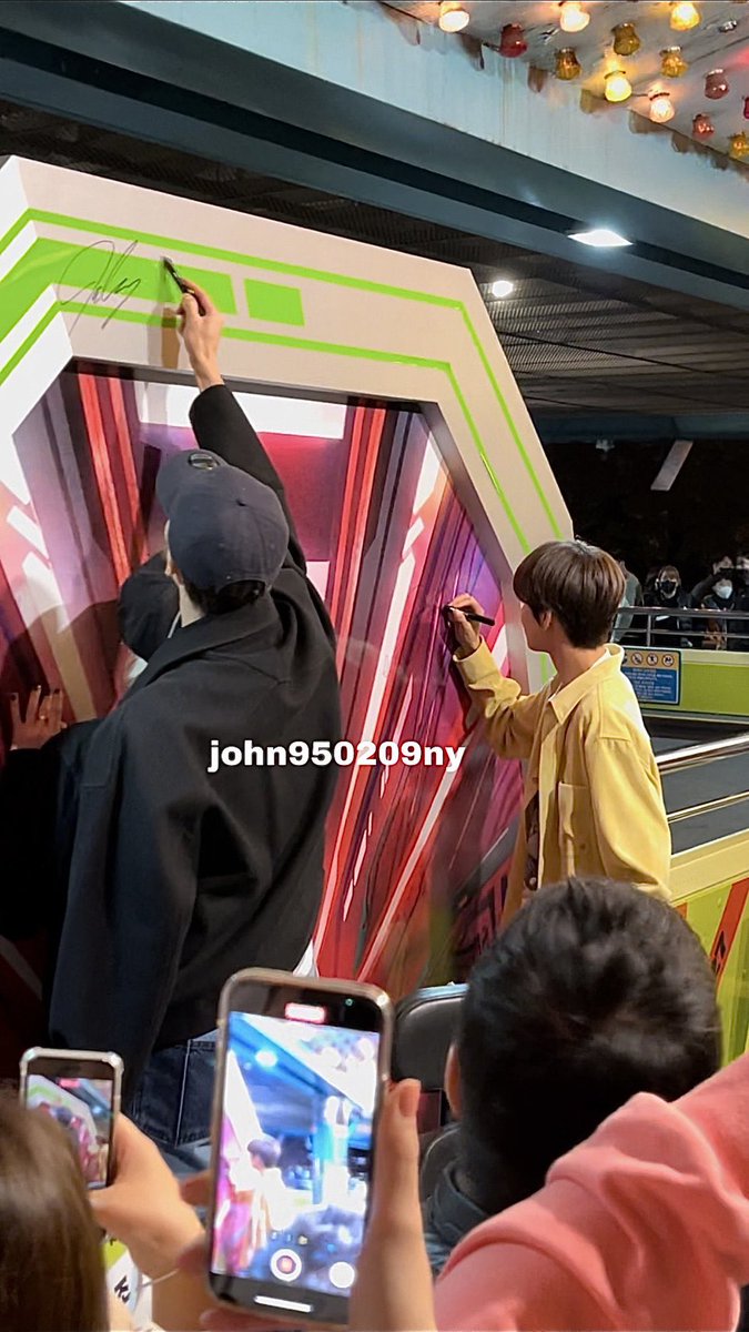 nyt1solo's tweet image. Why is Johnny pressing yuta into the wall like that 😭😭😭😭😭