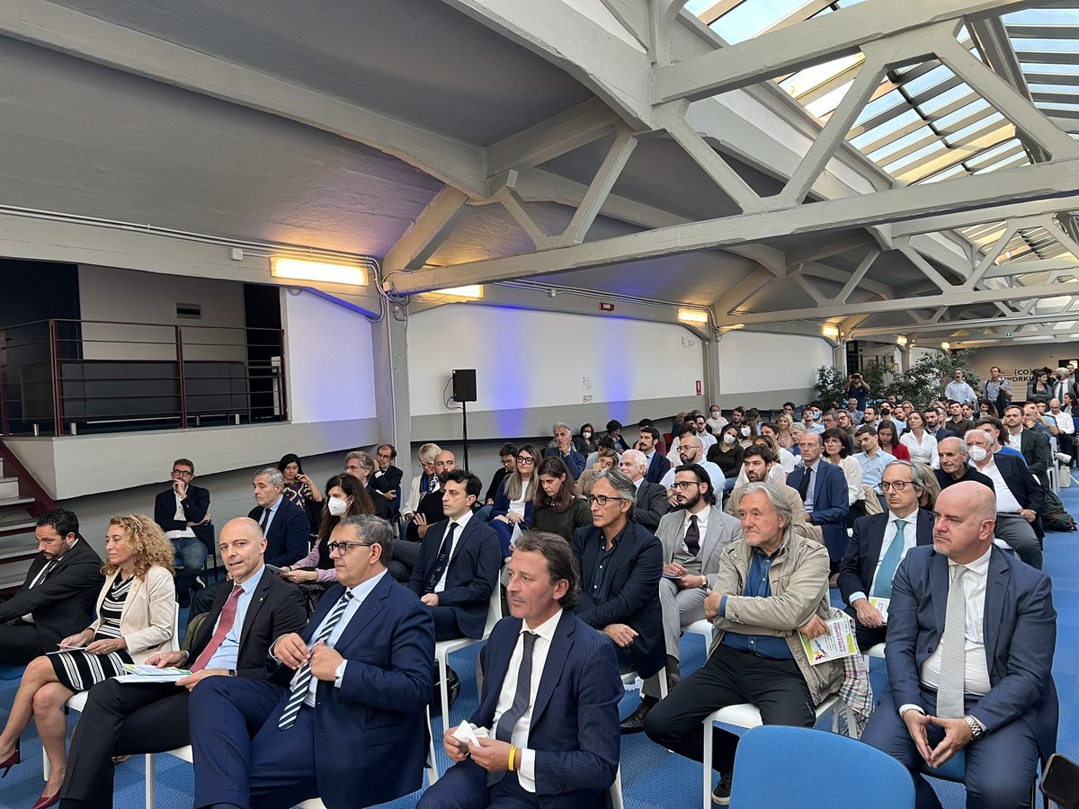 cnr_scitec's tweet photo. Presenti molte istituzioni alla finalissima #smartcupliguria 22 introdotti da presidente #filse Cuocolo
@RegLiguria con Presidente Toti, la vice pres di @gecamcom #paolanoli e il parlamentare @lucapasto71 
Il #cnr presente con il nostro istituto augurando successo a tutte le idee https://t.co/GO22jaPTPI
