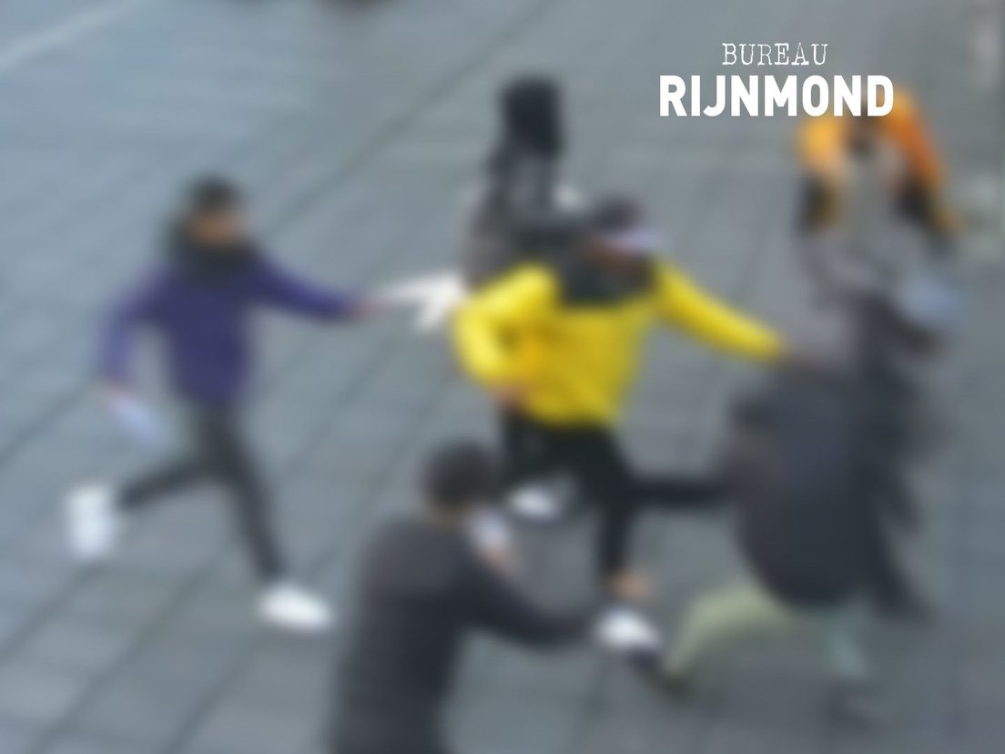 TheEdgyVeggie1's tweet photo. Man in Rotterdam door roedel jongeren mishandeld en neergestoken nadat hij samen met zijn zoon per ongeluk in gevecht tussen twee groepen beland. De beelden zijn geblurd, maar ik heb zo'n donkerbruin vermoeden in welke hoek we de daders moeten zoeken.👇🏻
https://t.co/WqeJLsmArX https://t.co/vdaPesDsv1