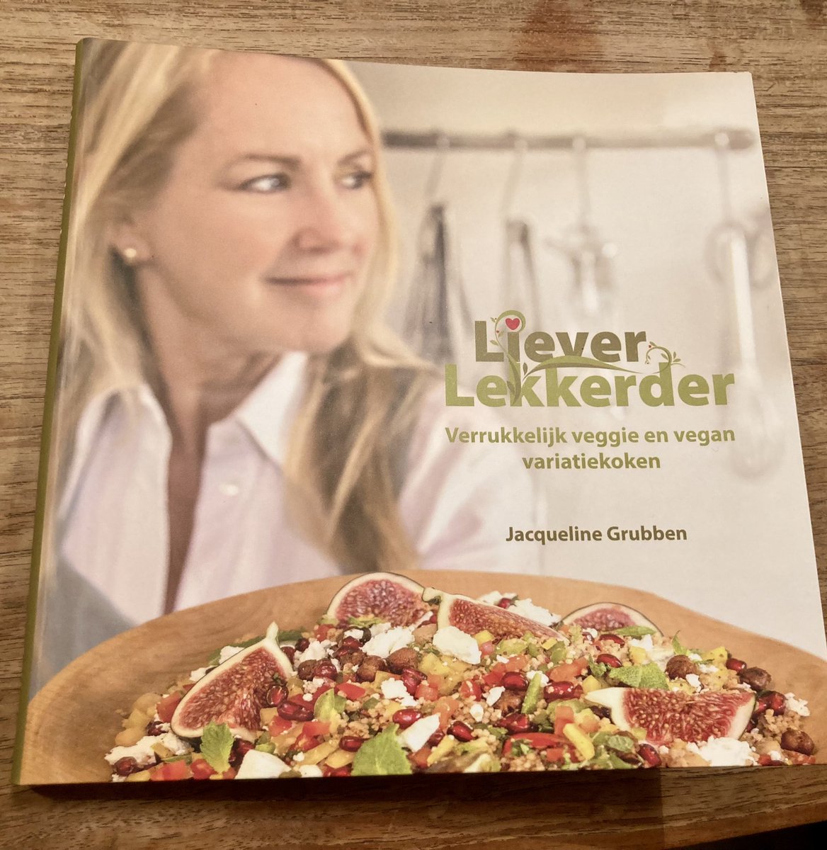 Prachtig boek, dank je wel Sander (zonder Twitter) voor dit mooie cadeau en <a href="/JacqGrubben/">Jacqueline Grubben</a> voor je woorden. Ik herinner ons gesprek nog zo vorig jaar in #keldercaféMerlot 💛Ik kook altijd met liefde, daarom raakten je woorden mij zo 🙏🏻