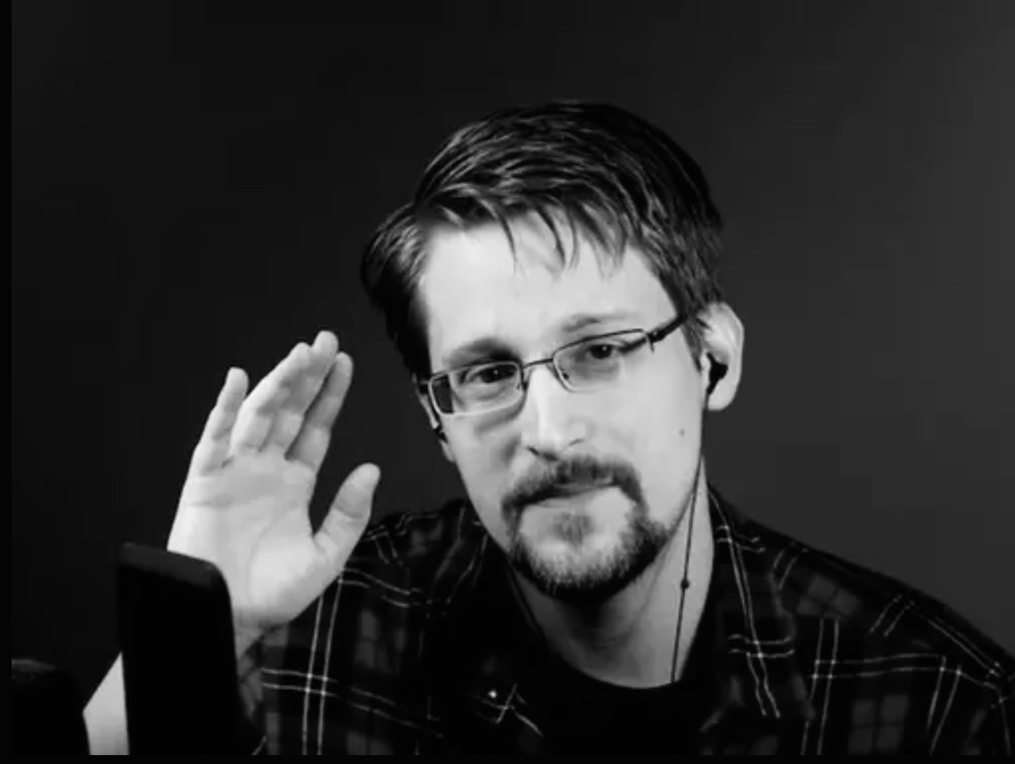 AlienorAubigne's tweet image. « Ceux qui s’en foutent de la mise en place d’une société de contrôle parce qu’ils n’ont rien à cacher, sont aussi ceux qui n’en ont rien à foutre des atteintes à la liberté d’expression parce qu’ils n’ont rien à dire »
Edward Snowden