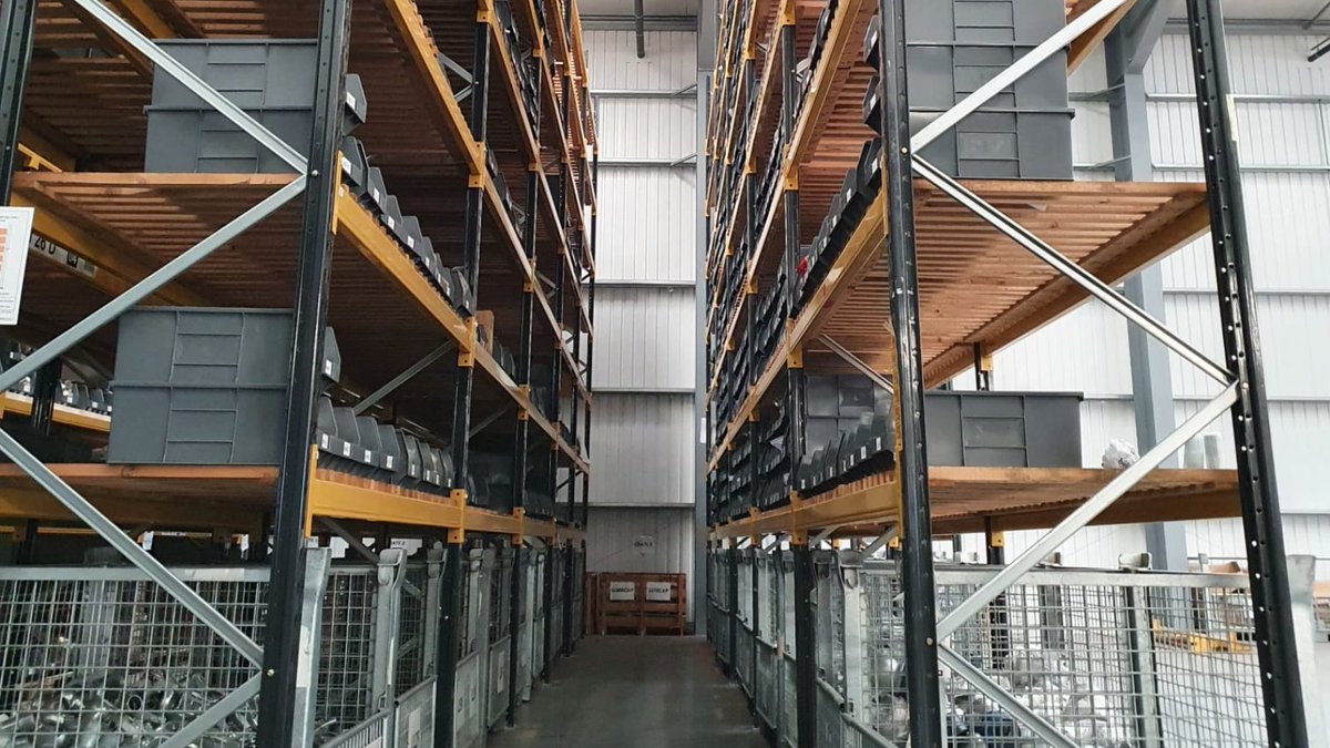 CDBLTD1's tweet photo. 🔨 VNA Pallet racking with guide rail. Installation completed last week for a customer who relocated to new premises! Stock already being put back on the shelves.👍 Great job Team @Complete Design &amp; Build Ltd #safecontractor #safetyfirst #warehousesolutions #warehousemanagement https://t.co/Ae6HWFCcwY