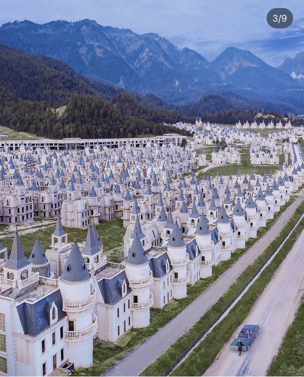 KrCarlit's tweet photo. Sabían que en Turquía hay cientos de castillos abandonados en un pueblo fantasma? Se llama Burj Al Babas. Inspirados en Disney, nunca llegaron a habitarse porque la empresa constructora se fue a la quiebra. 
Quién para? https://t.co/6TjQP0U3tz