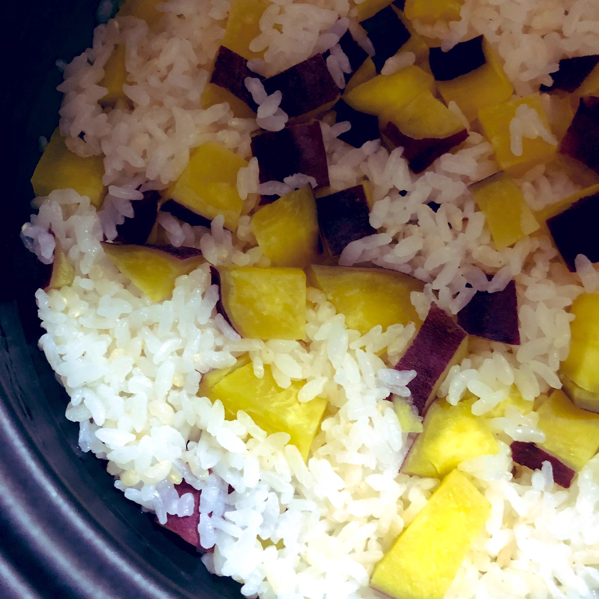 蕪でも染み染み！
秋は炊き込み三昧🍠🍚
#土鍋
#さつまいも🍠
#炊き込みご飯  