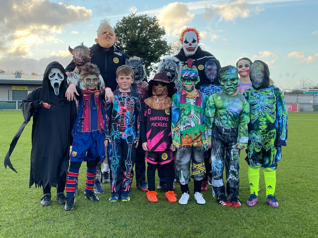 JuniorLinnets's tweet photo. Our Linnets Yellows U9s had a an amazing Halloween themed training session tonight! 💛💚
How fantastic are those costumes! 🎃👻🧟♂️
#grassrootsfootball #happyhalloween #training #fancydress #LinnetsJFC https://t.co/OwMDyWp8rH