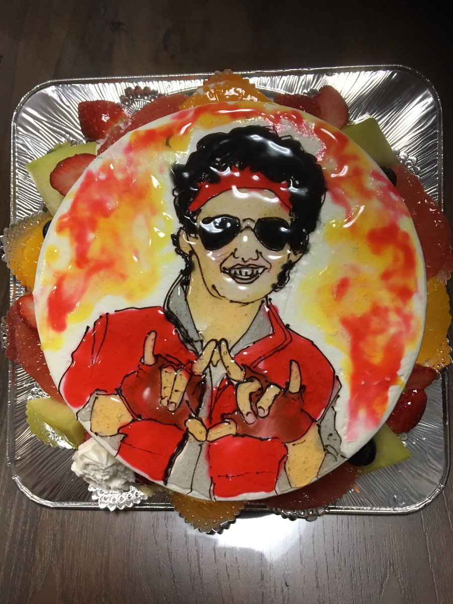 tominobo's tweet photo. @CyborgJoe2 
グッイィブニングー！息子の誕生日ケーキですっ！クオリティー！
頂きまぁっす。 https://t.co/oGV1Fdh1LF