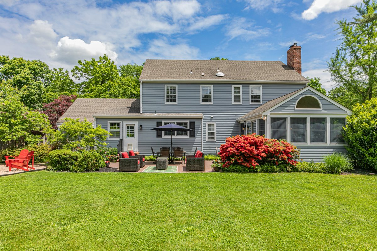 CalHenSIR's tweet photo. #HouseOfTheWeek: Penn View Heights Colonial with beautiful wood floors, updated kitchen and baths, a finished basement and fantastic fenced yard facilitates comfortable living and stylish entertaining: https://t.co/bSl6XeDkbv #realestate #sothebysrealty #lovewhereyoulive https://t.co/MYcrsLfm4F