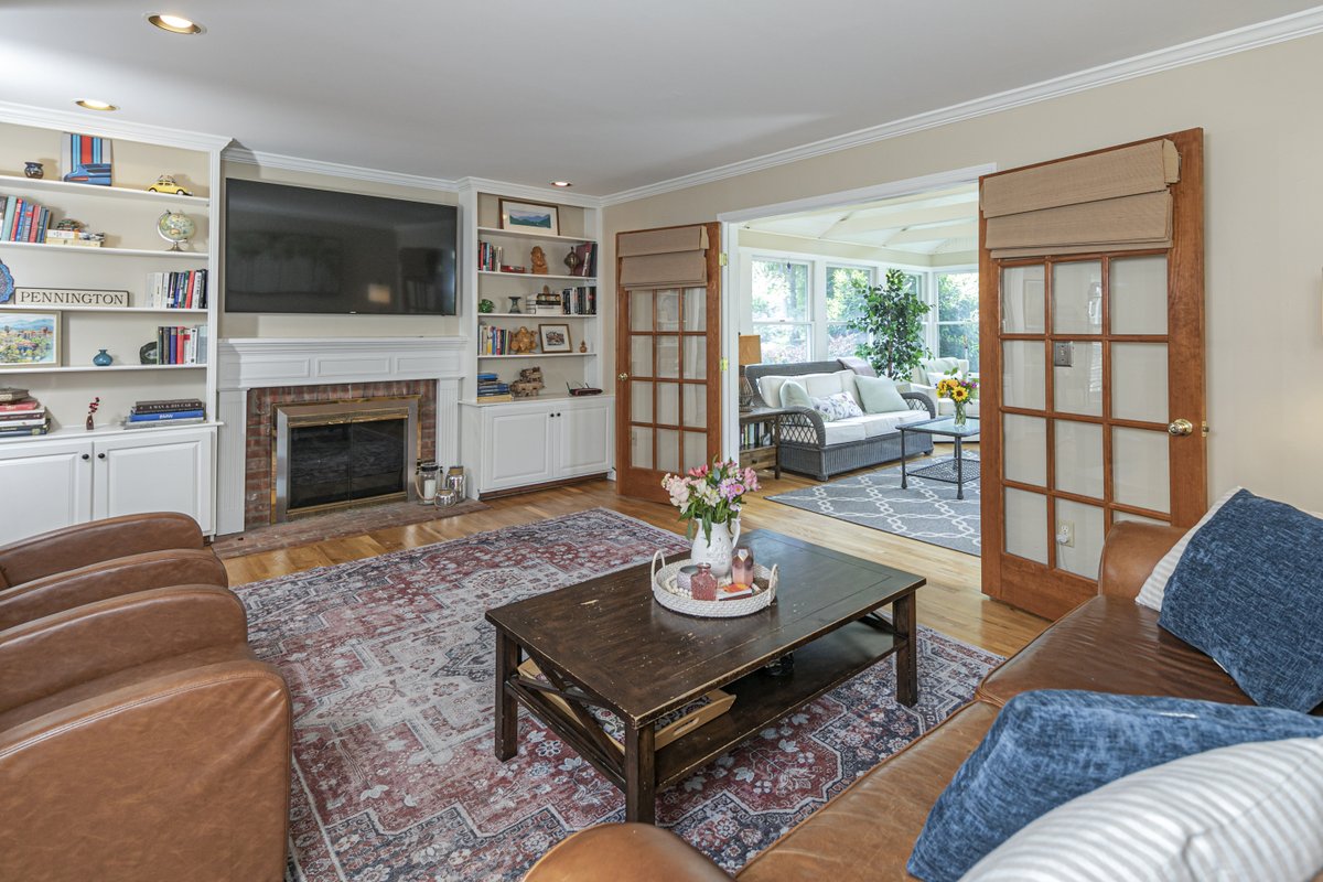 CalHenSIR's tweet photo. #HouseOfTheWeek: Penn View Heights Colonial with beautiful wood floors, updated kitchen and baths, a finished basement and fantastic fenced yard facilitates comfortable living and stylish entertaining: https://t.co/bSl6XeDkbv #realestate #sothebysrealty #lovewhereyoulive https://t.co/MYcrsLfm4F