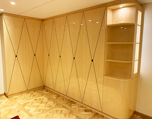 XavierGelineau's tweet image. The glossiness of this wardrobe is perfectly contrasted with an ebony fillet
#interiordesign #walkinwardrobe #builtinwardrobe
#builtincabinet #bespokewardrobe