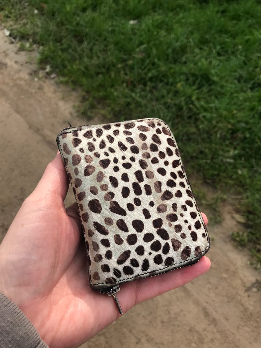 Heb deze portemonnee rond 14.45u (27/10) gevonden in het Diemer bos. Vol pasjes en papiergeld. Heb ‘m afgegeven bij House of Bird. Hoop dat ie bij de eigenaar terecht komt, ik denk genaamd “Driessen”.