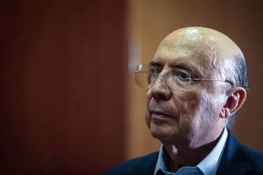 Estadao's tweet photo. Henrique Meirelles responde Paulo Guedes após críticas do ministro: 'Sinais de desespero'; veja no Feed Estadão (via @EstadaoPolitica) https://t.co/0lDx9u0xg3 https://t.co/XRfQBsd6f7