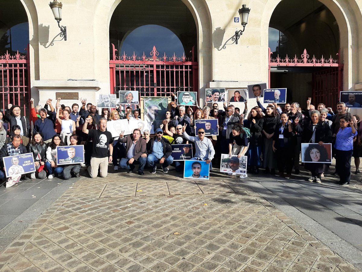 📣As part of #FIDHCongress2022, #FIDH & international #HumanRightsDefenders, gathered in front of @Mairiedu20 to demand the release of imprisoned #HumanRights defenders around the world✊