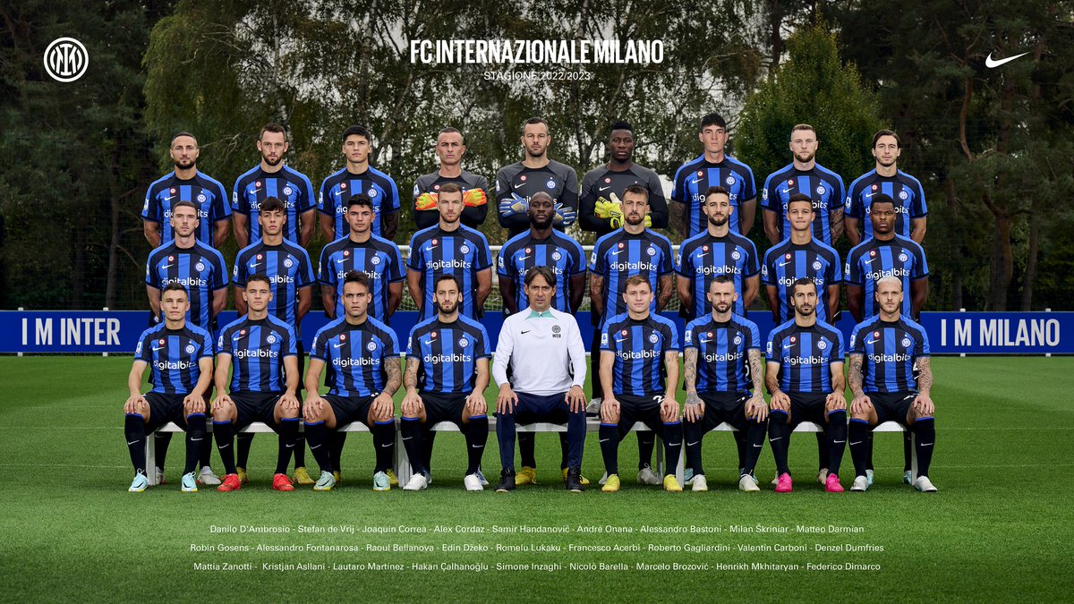 FansNerazzurri's tweet photo. FC INTERNAZIONALE MILANO 2022/23.

ada yang ingat musim berapa terakhir kali Inter foto begini? https://t.co/FmQ4m71Nlo