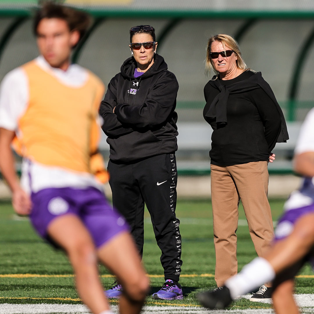 NCAADIII's tweet photo. HISTORY IN THE MAKING 

#1 @uchicagoath and @NYUAthletics will face off tomorrow in what is believed to be the first NCAA men's soccer game in which both coaches are women.

Read more about NYU's Kim Wyant and UChicago's Julianne Sitch ⬇️