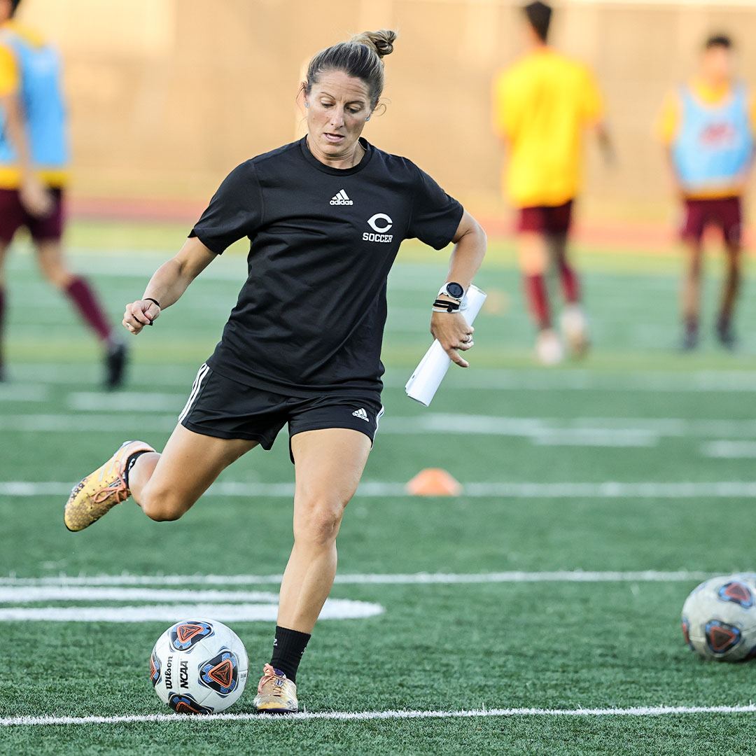 NCAADIII's tweet photo. HISTORY IN THE MAKING 

#1 @uchicagoath and @NYUAthletics will face off tomorrow in what is believed to be the first NCAA men's soccer game in which both coaches are women.

Read more about NYU's Kim Wyant and UChicago's Julianne Sitch ⬇️