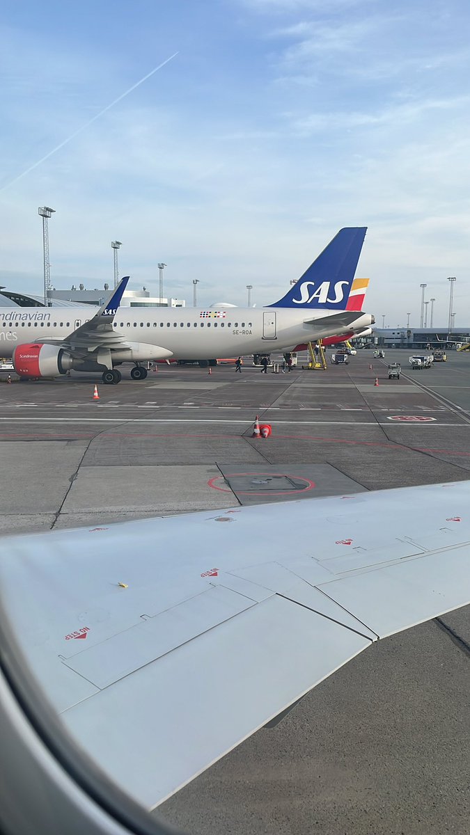 Woke up at 4:45am and been travelling since 5:30am, and I’m currently on my 3rd and last flight on the way to MAX Lan! Going to stay in The Netherlands from today till tomorrow then meet up with some teammates and drive to Paris:) Who else will I be seeing there?