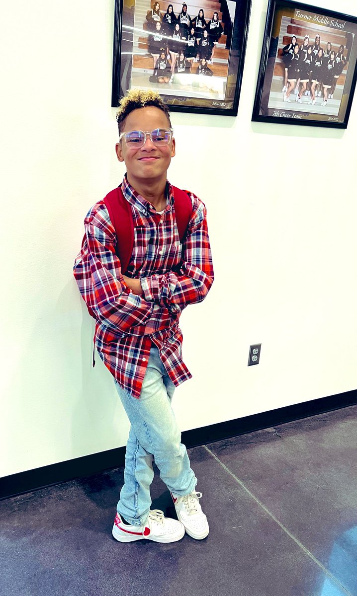 Anna_tms's tweet photo. Employee of the week is a customer favorite - JJ! He has continued to show strength and leadership this year! #loveyoubears @hansentusd @CoachSutton141 @CoachBland3 https://t.co/CGoFSH1JSj