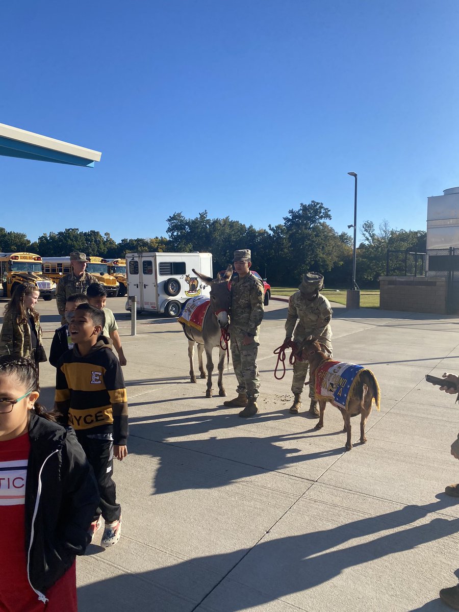 FreedomPRIDE15's tweet photo. Fort Sill mascot assembly!!! @LawtonPS @OfficialFtSill https://t.co/0LME6d9TFV