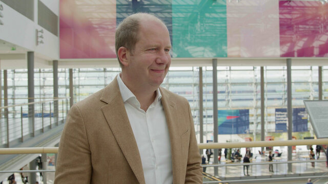 StifterTV's tweet photo. Welche Rolle spielen #Stiftungen und #Ehrenamt beim Thema #Nachhaltigkeit? Diese Frage besprachen wir mit @jan_holze von @D_S_E_E auf dem #DST22
Hier geht's zum Interview:
▶️ https://t.co/Xe2OdSkgpj https://t.co/FbkAT4vtSu