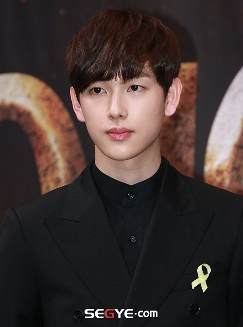 SiwanNoContext's tweet photo. 얘들아.. 임시완 머리 자르고 백투더2014라고
윤양하 요그래의 재림이시다... https://t.co/hCUSOcPRoW