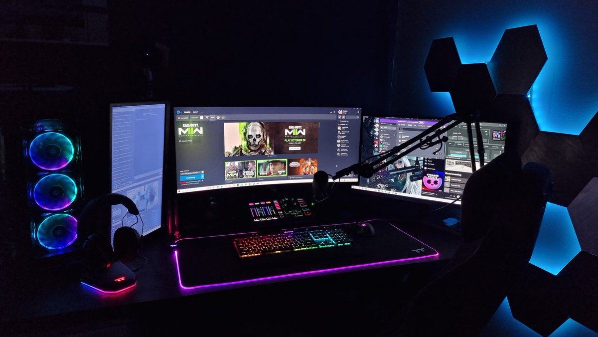 jussjaz_'s tweet photo. My finger slipped and my new monitor fell out of its box and onto my desk 🤣🤣🤣(I couldn't wait until I moved out) Yes it's 12:30am and I'm playing set ups!
Day 1 of holiday things 🤣 #prismplus #gamer #gaming #pcsetup #GamingSetup https://t.co/ecej3Dwefd