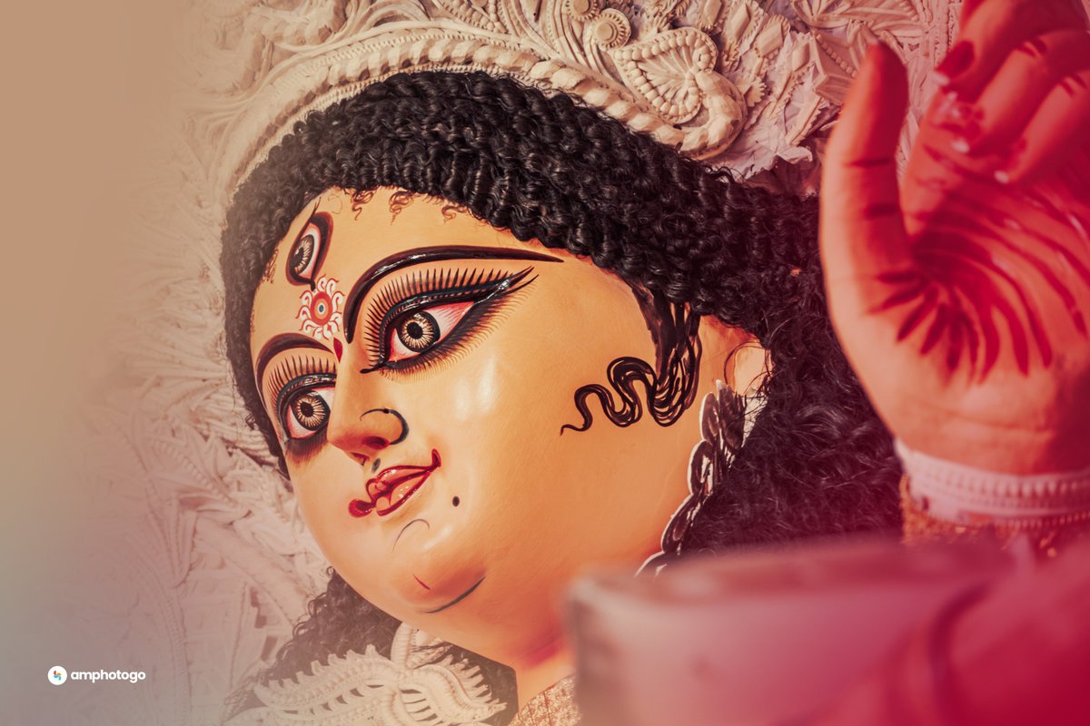 amphotogo's tweet photo. The artist with his art! #Chandannagar is all set for the biggest festival of the year #JagadhatriPuja #festivals #Bengali #festivevibes #amritphotography #amphotogo @amreet_m #goddesses #maadurga #chandannagarjagadhatripuja #westbengal https://t.co/WVhep8lsMW